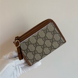 GUCCI GG Emblem zip card case